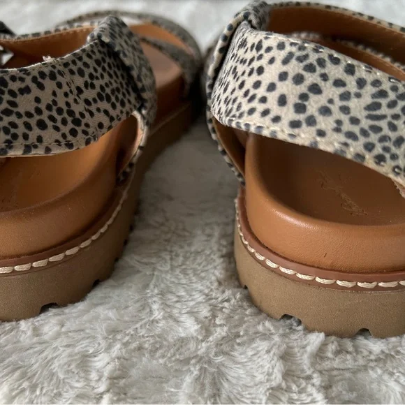 Universal Thread Tan and Black Strappy Sandals - Picture 5 of 6